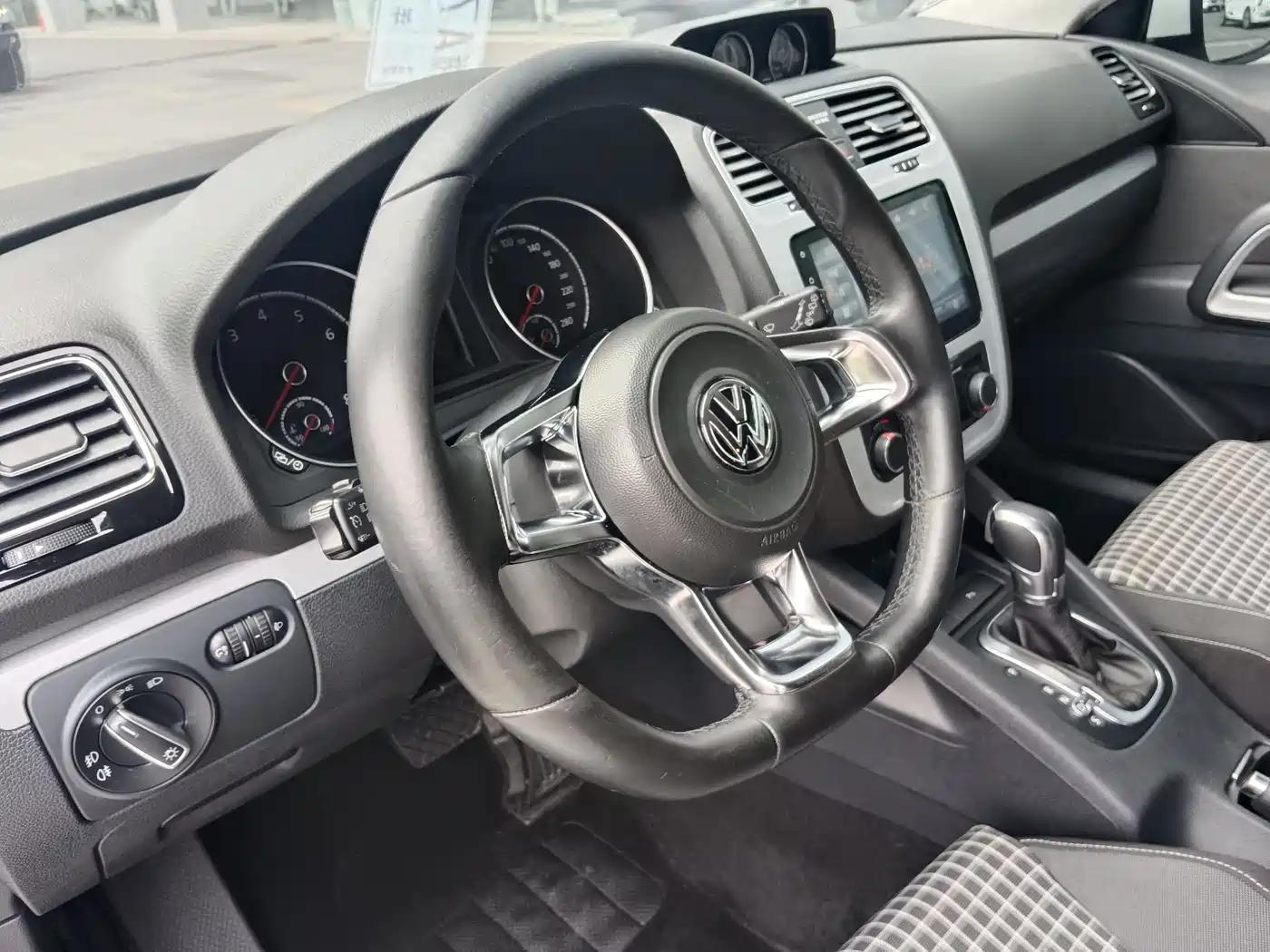 Volkswagen Scirocco 2015 1.4TSI Trend Edition фото 13