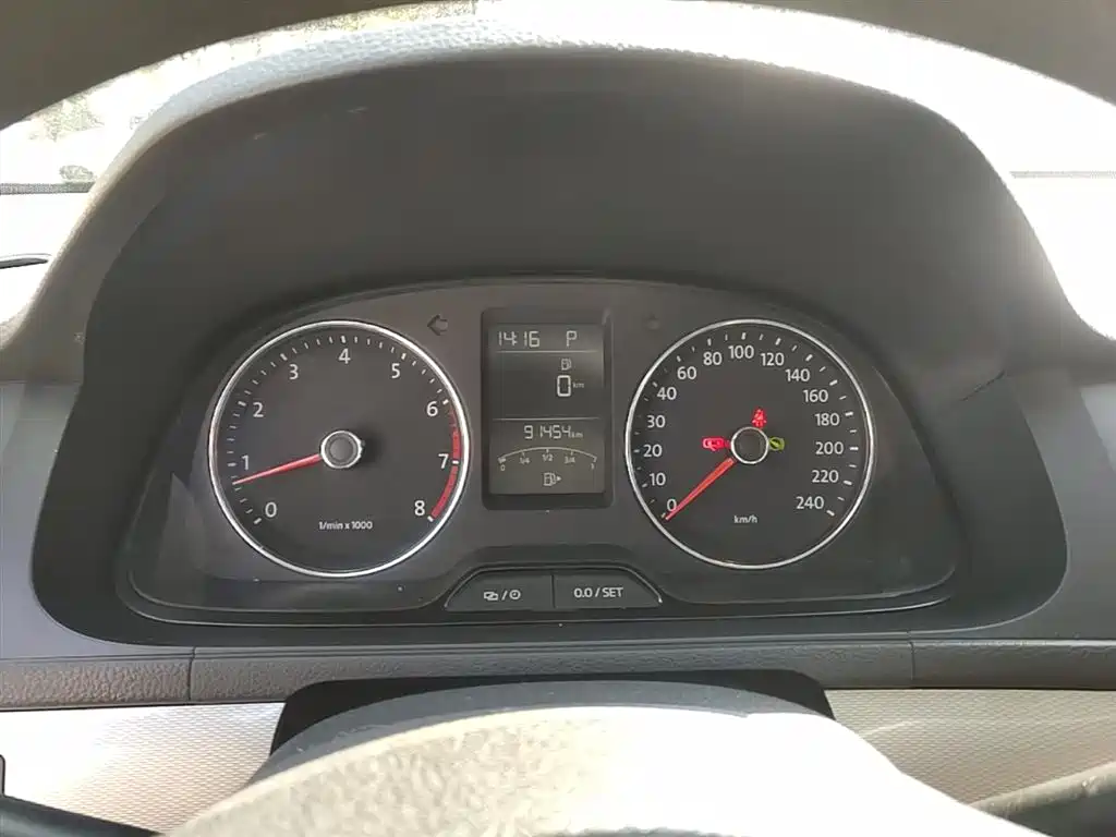 Volkswagen Lavida Tour 2014 1.4TSI Automatic 30th Anniversary Edition фото 8