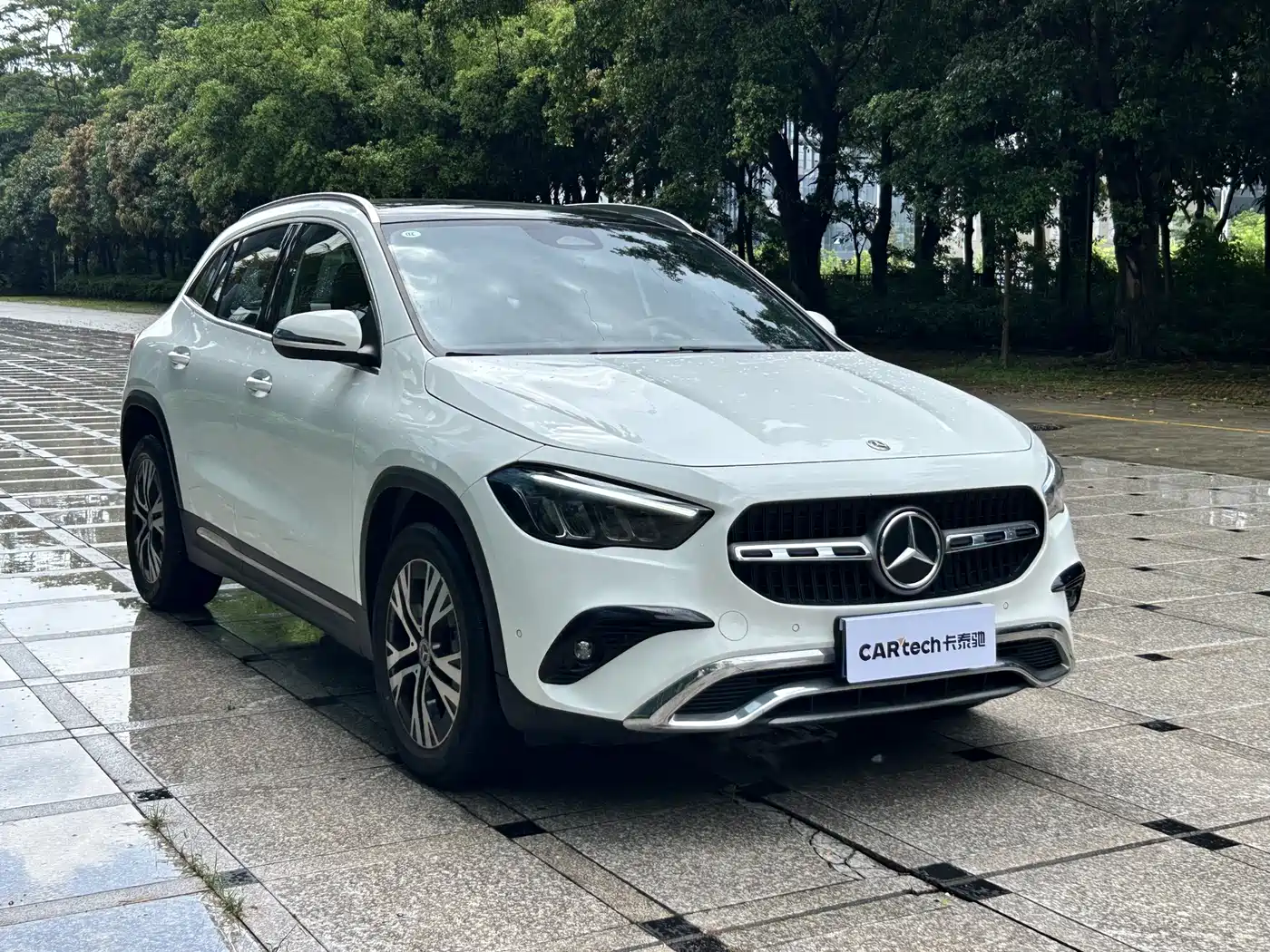 MERCEDES-BENZ GLA