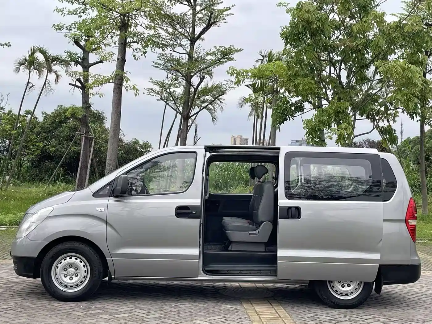 Hyundai H-1 Grand Starex 2011 2.4L Comfort Edition фото 7