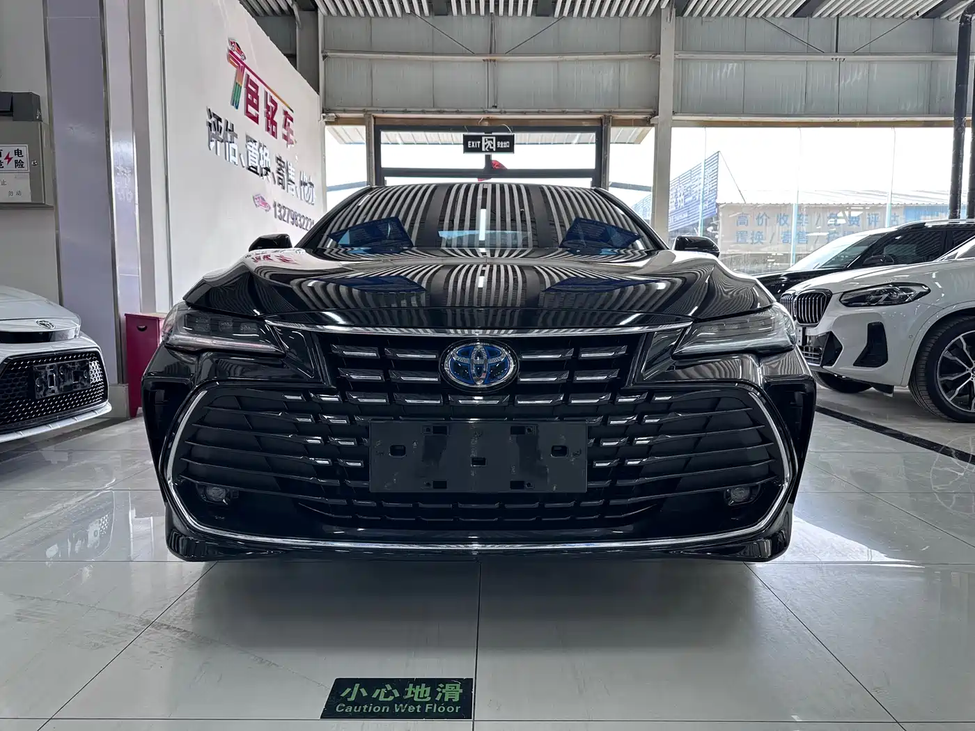 Toyota Avalon 2023 Hybrid 2.5L Luxury Edition фото 2