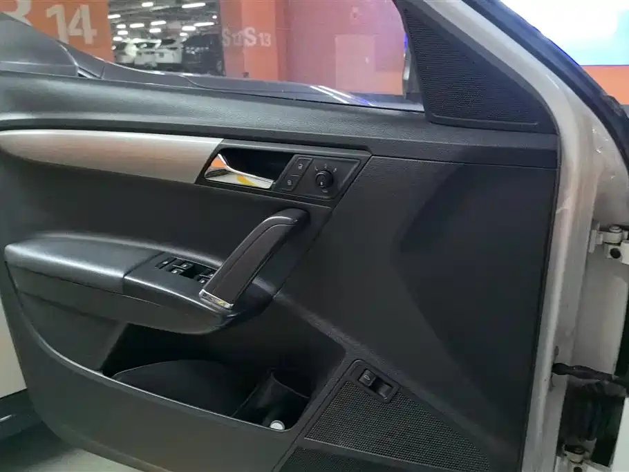 Volkswagen Lavida 2013 1.6L Automatic Comfort Edition фото 7