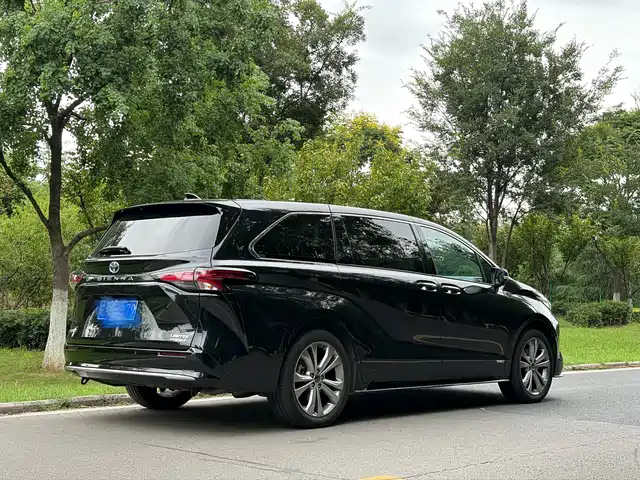 Toyota Sienna 2024 2.5L Hybrid Premium Edition — фото 3