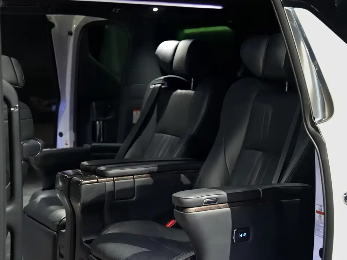 Toyota Vellfire 2019 Hybrid 2.5L HV Premium Edition фото 7