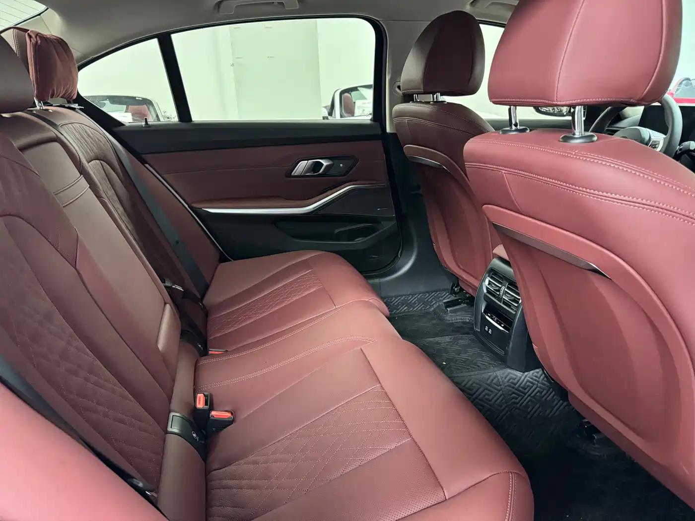 BMW 3 Series 2024 325Li M Sport Shadowline Package фото 13