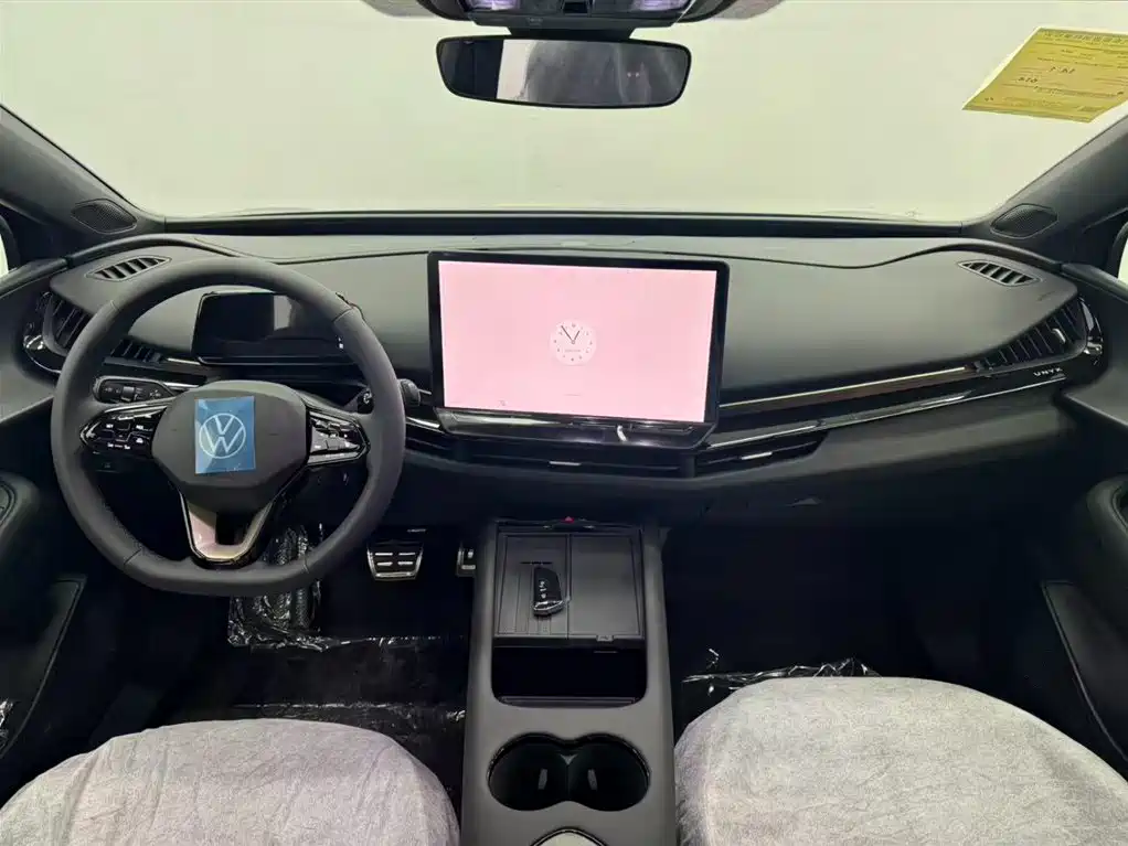 VOLKSWAGEN WITH THE CROWD 06