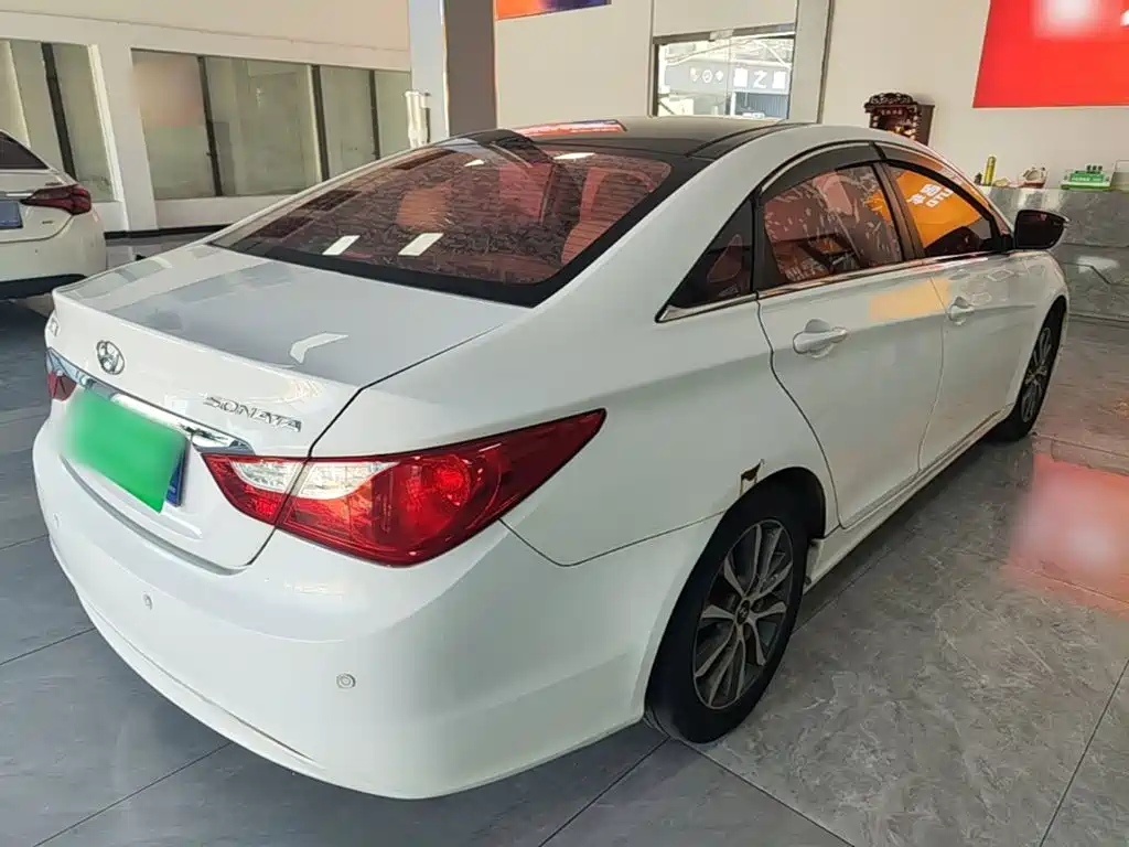 Photo 7 - Hyundai Sonata