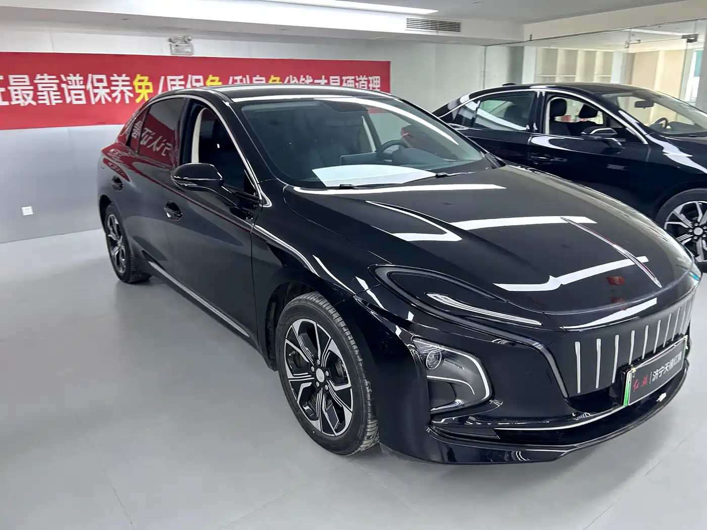 Hongqi E-QM5 2022 431km Charging Enjoyment Edition фото 3