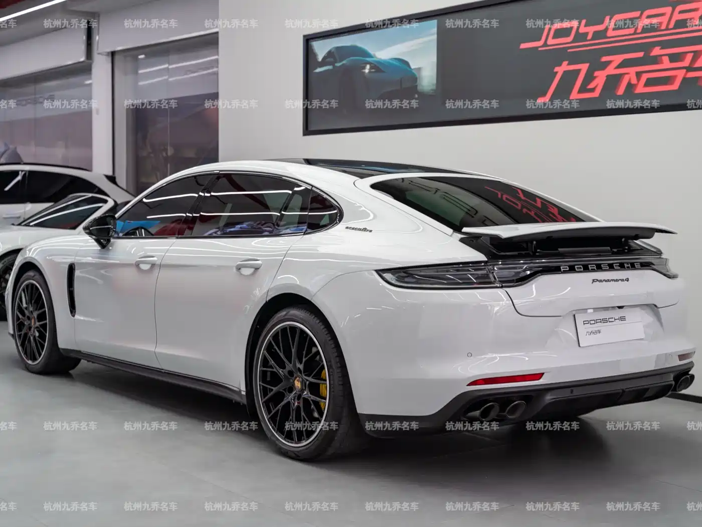 Porsche Panamera 2023 Panamera 4 Executive Long Wheelbase Platinum Edition 2.9T фото 5