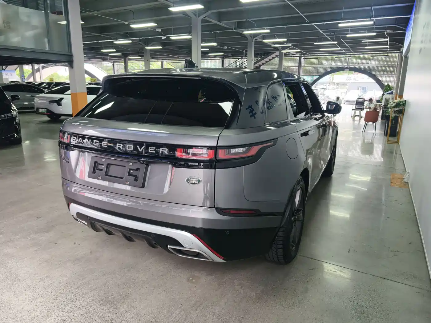 Фото 10 - Land Rover Range Rover Velar