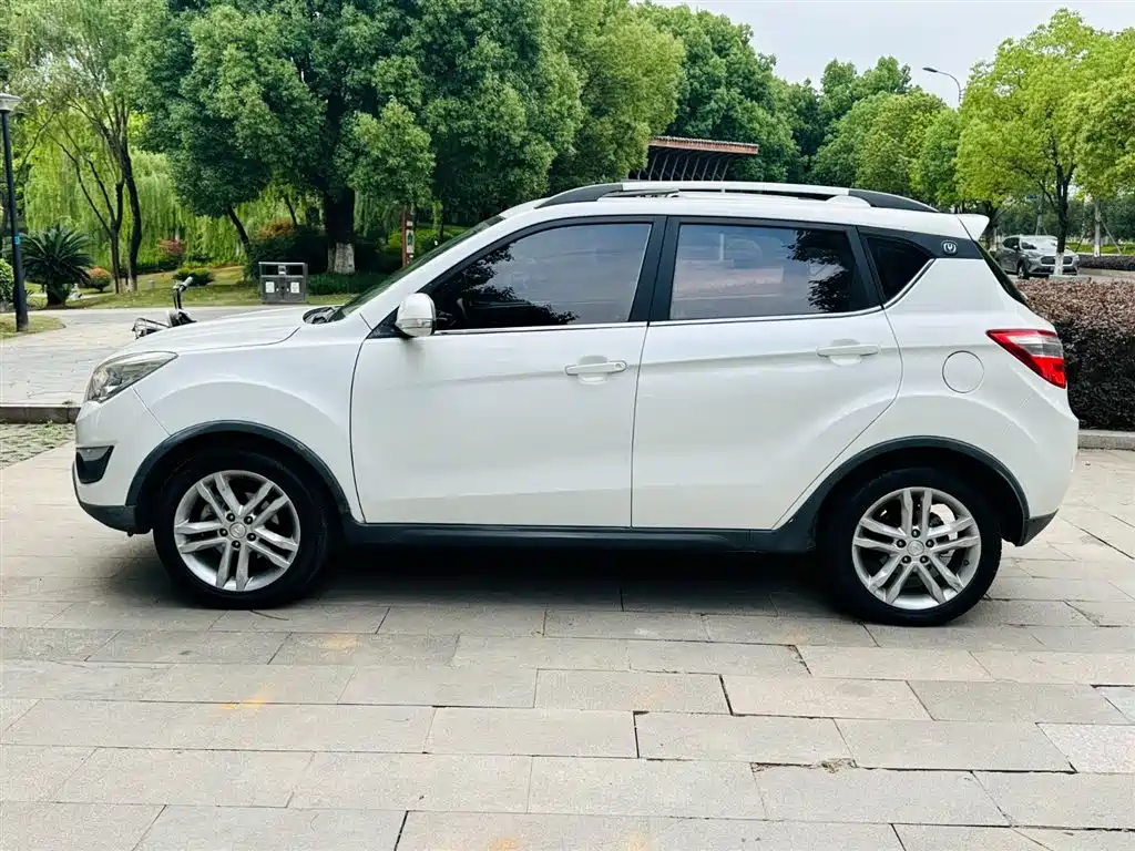 Фото 17 - Changan CS35