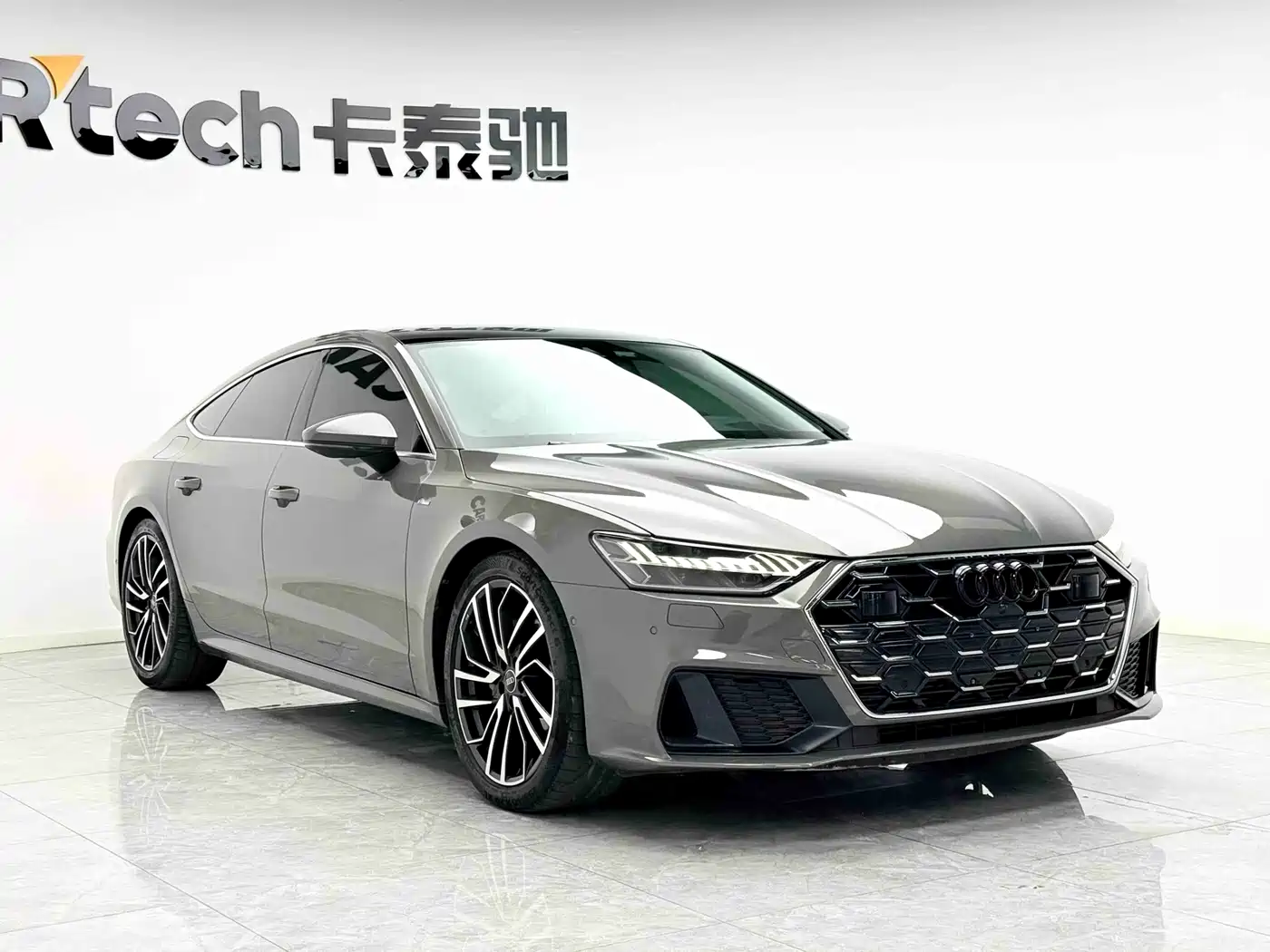 Audi A7 2023 Model 45 TFSI Premium Selection Edition фото 2