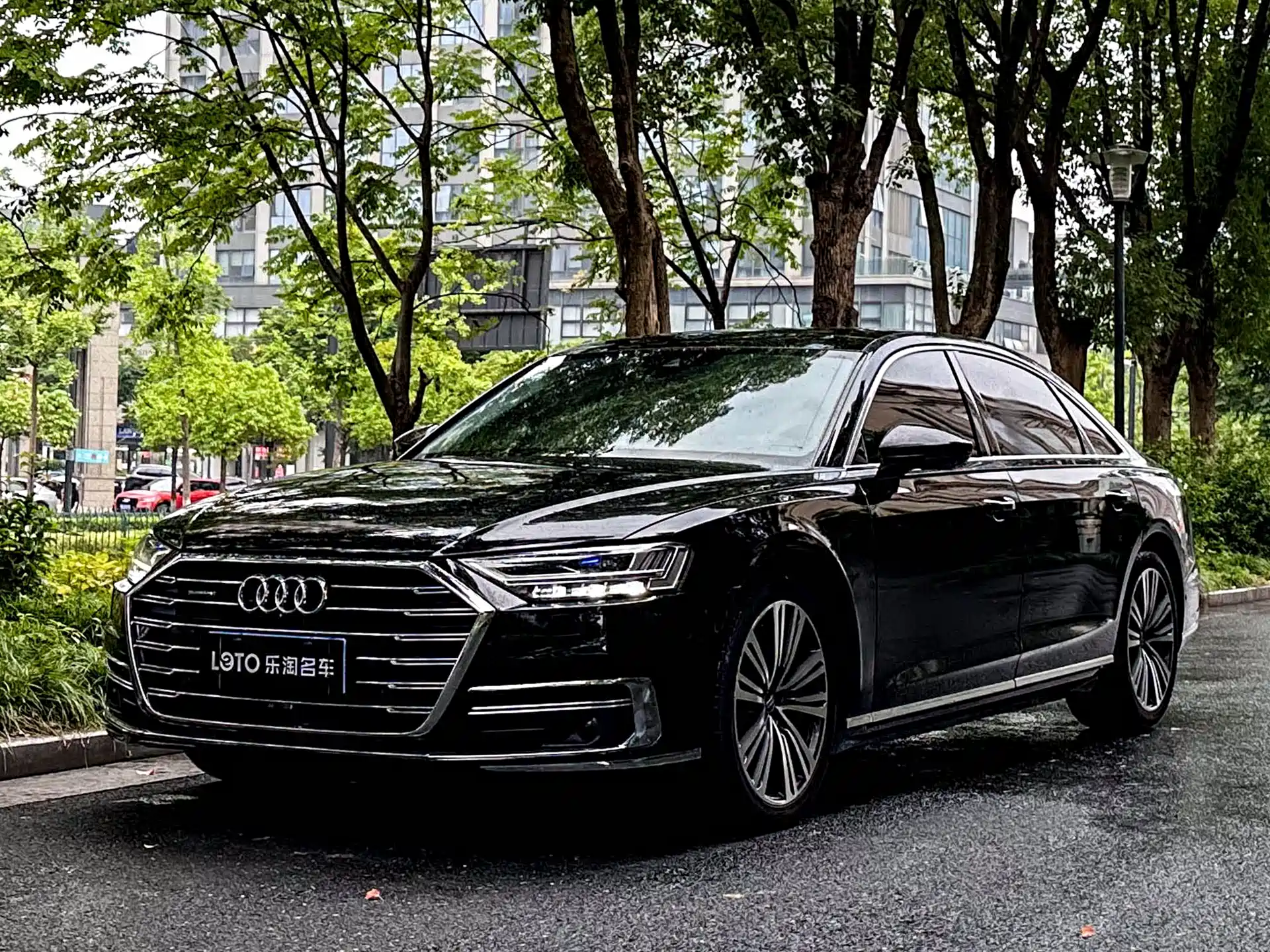 Фото 1 - Audi A8
