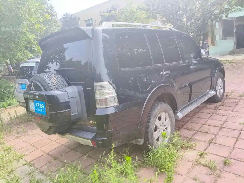 Photo 2 - Mitsubishi Pajero (Import)