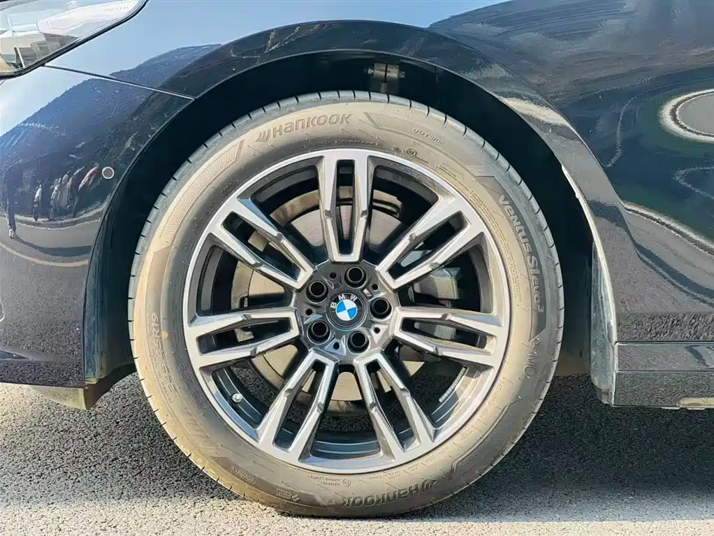 BMW 5 Series 2026 525Li M Sport Package фото 7