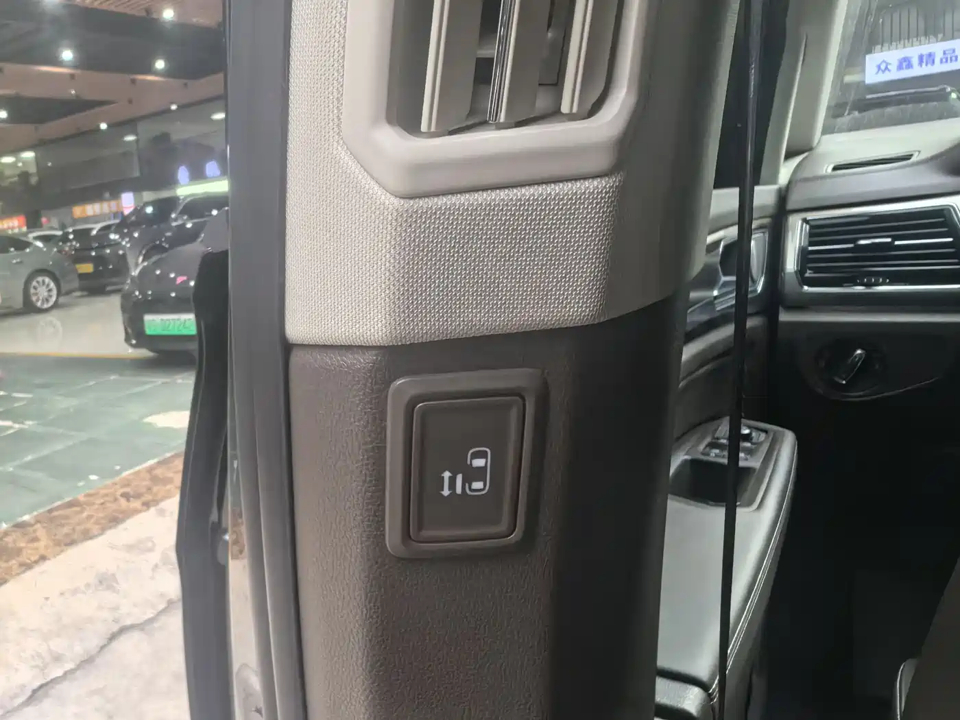 Volkswagen Viloran 2020 330TSI Luxury Edition фото 13