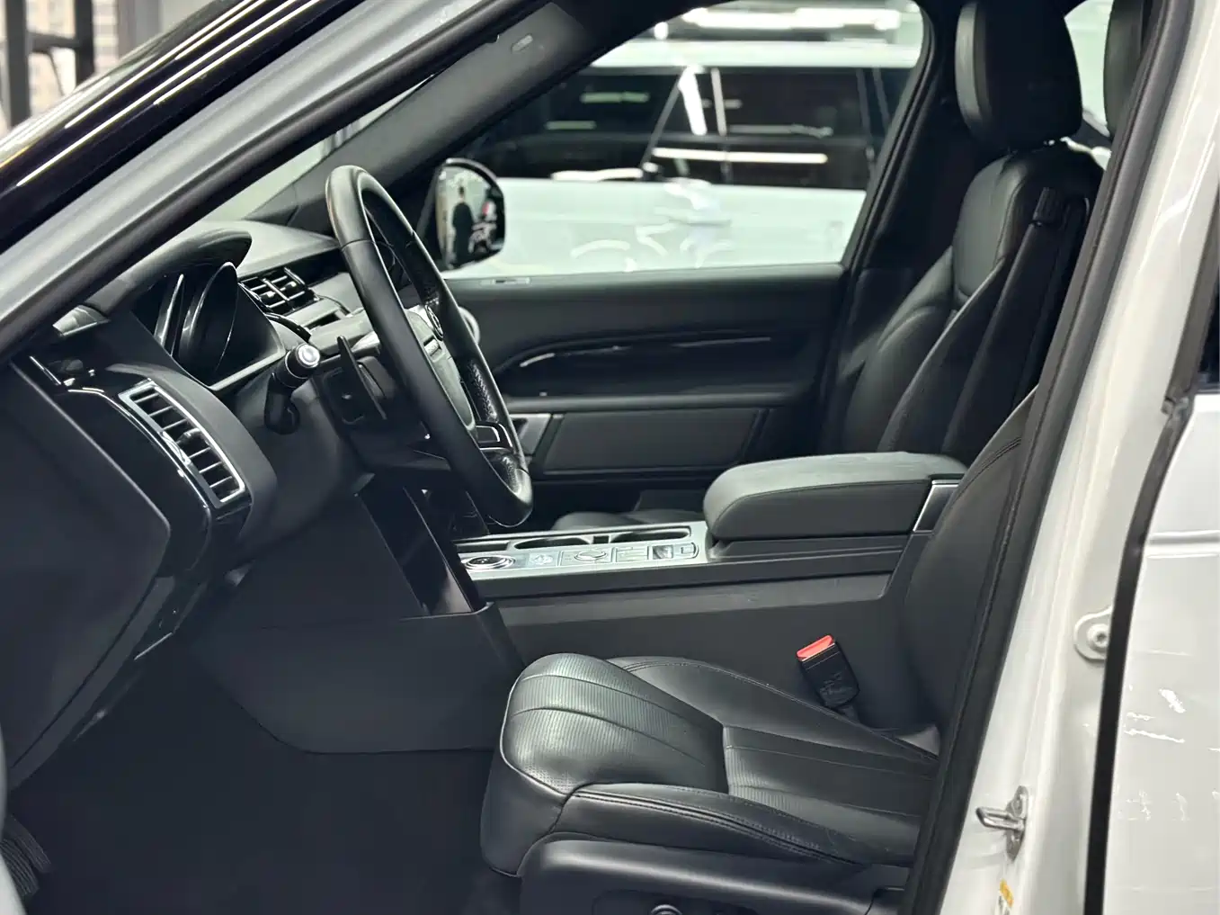 Land Rover Discovery 2017 3.0 SC V6 SE фото 4