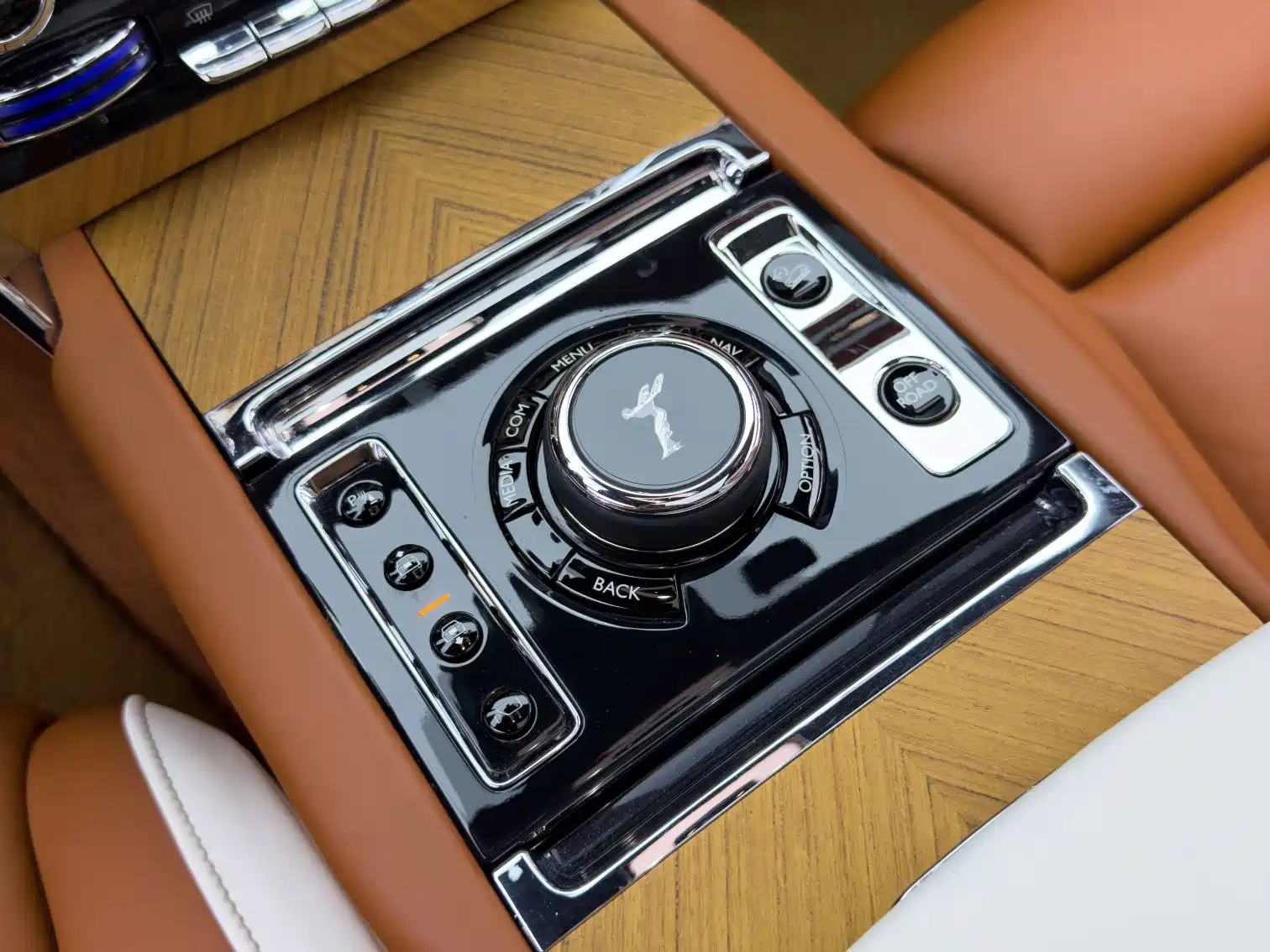 Фото 23 - Rolls-Royce Cullinan