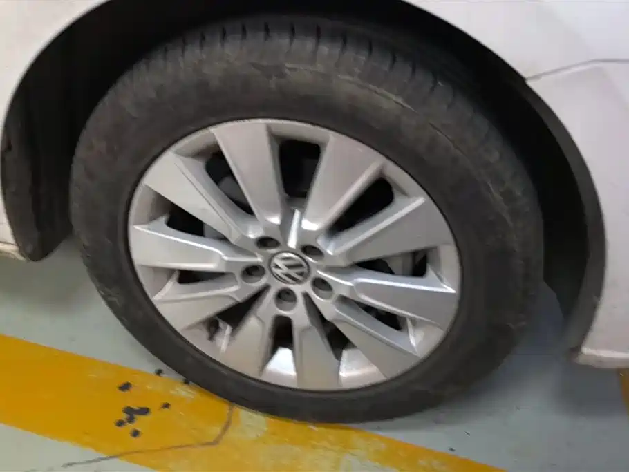 Volkswagen Lavida 2013 1.6L Automatic Comfort Edition фото 6