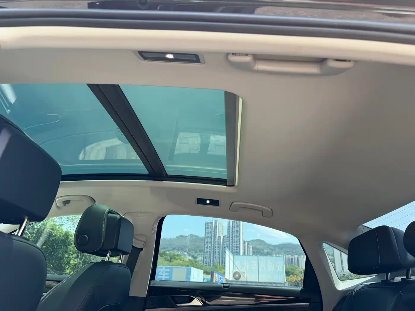 Volkswagen Passat 2022 330TSI Starlight Luxury Edition фото 17