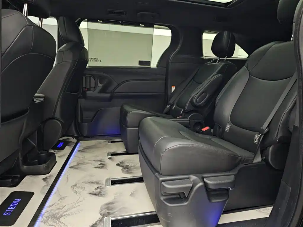 Toyota Granvia 2024 2.5L Hybrid Luxury фото 12