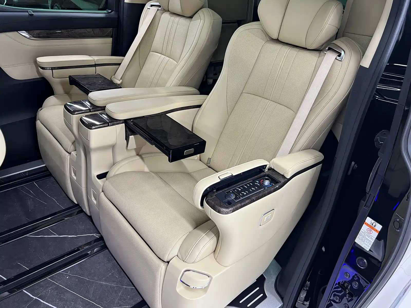 Фото 11 - Toyota Vellfire