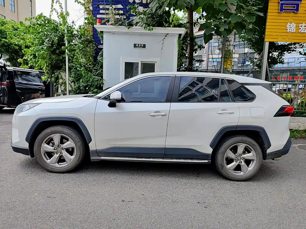 Фото 3 - Toyota RAV4
