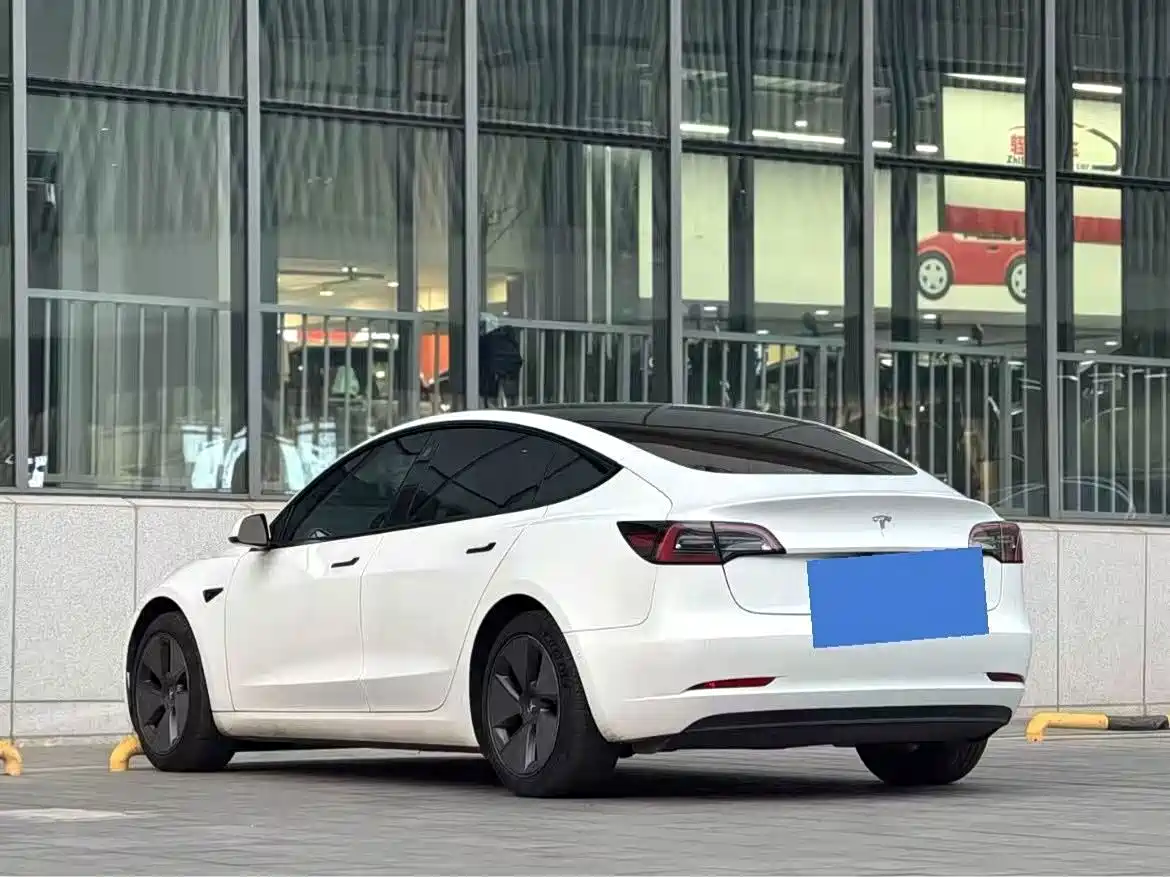 Фото 4 - Tesla Model 3