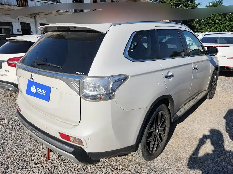 Mitsubishi Outlander (Import) 2015 2014 2.4L 4WD Luxury Value Edition 5-seater