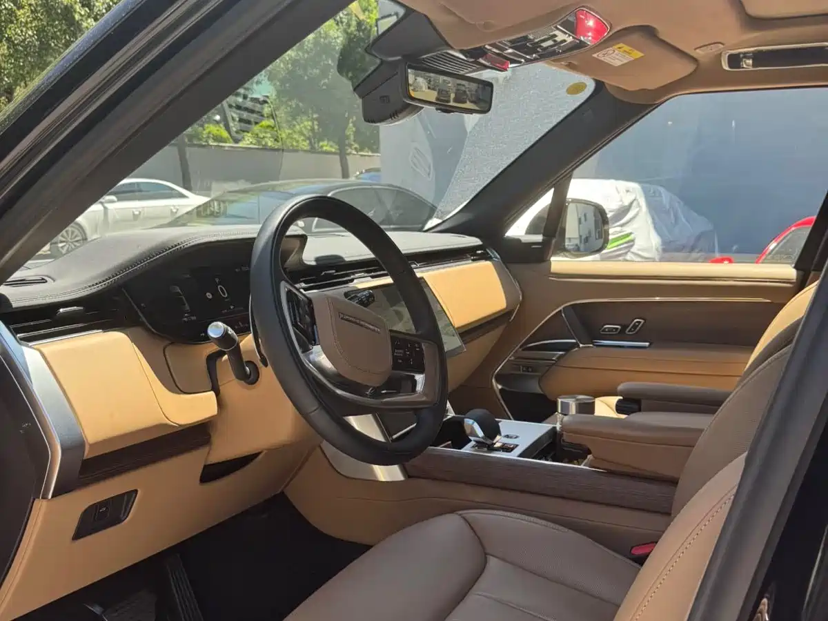 Land Rover Range Rover 2025 3.0 L6 360PS Golden Age Edition фото 4
