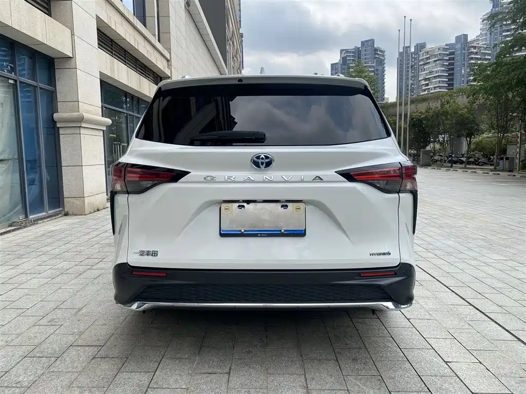 Toyota Granvia 2023 2.5L Hybrid Comfort Edition фото 7