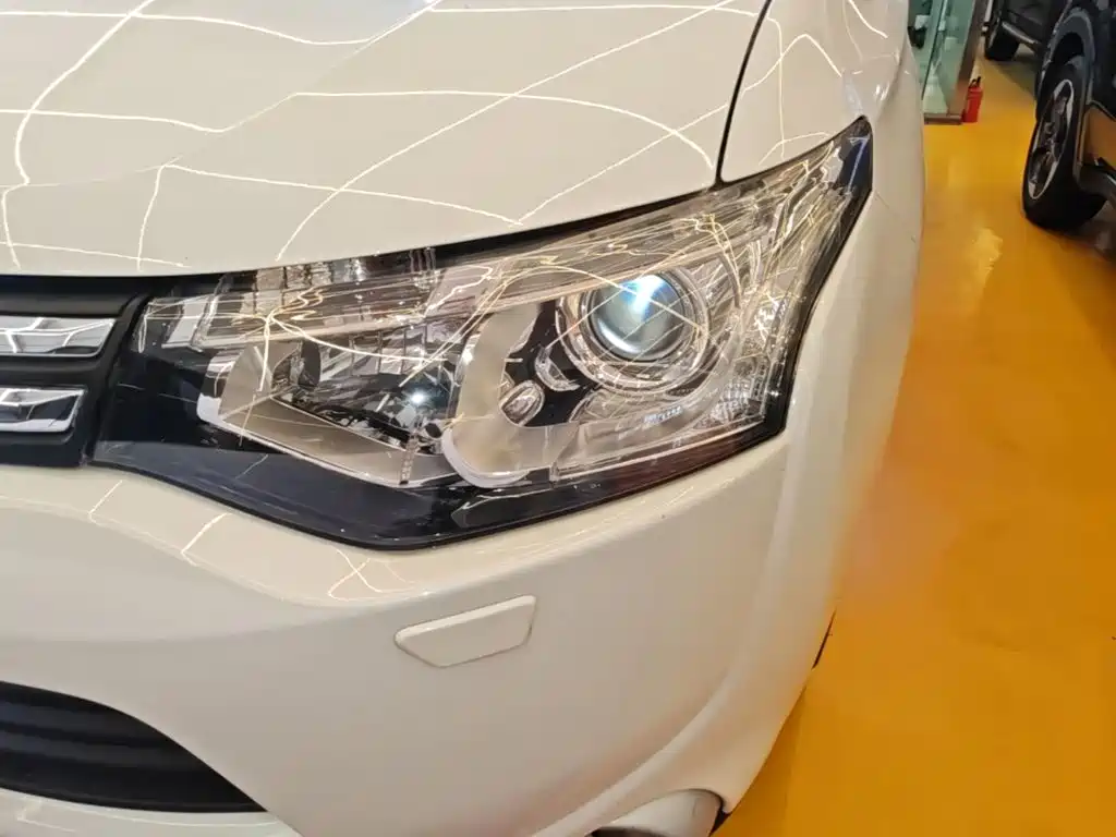 Mitsubishi Outlander (Import) 2014 2013 2.4L 4WD Luxury Navigation 5-seater