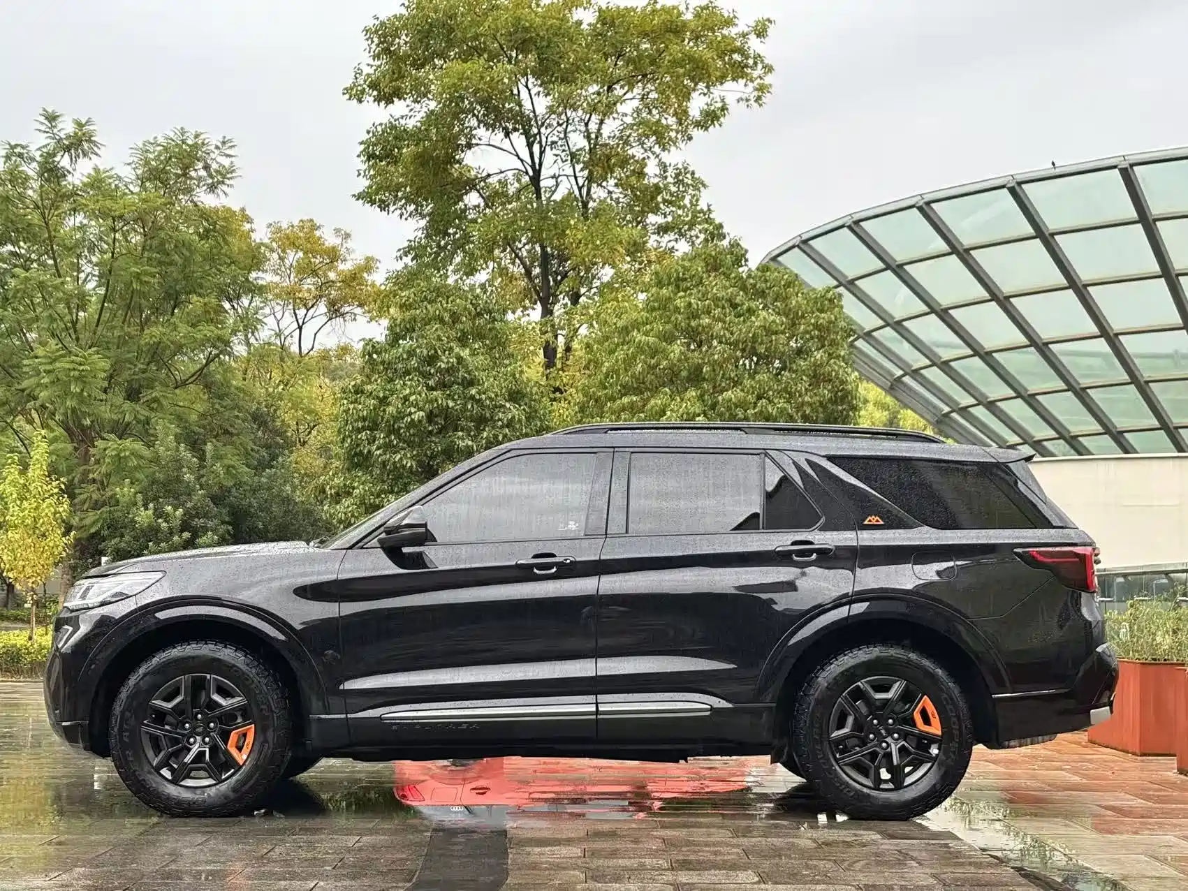 Photo 3 - Ford Explorer