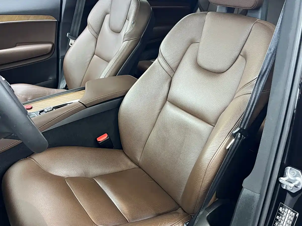 Фото 9 - Volvo XC90