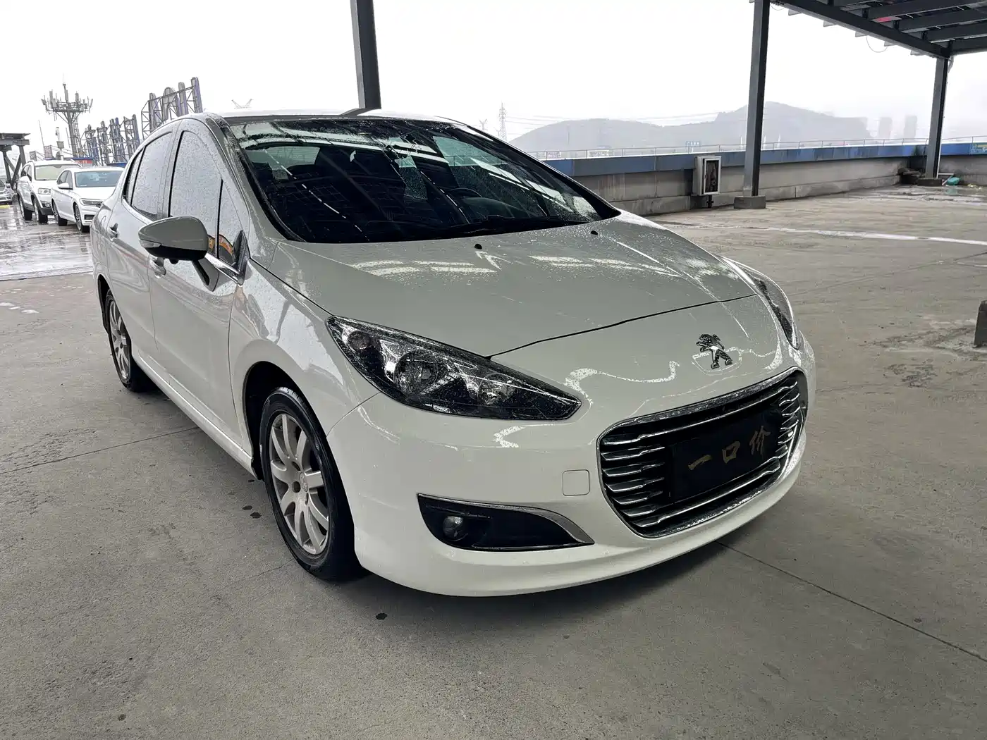 Peugeot 308 2014 Model Joy Edition Classic 1.6L Automatic Superior Style фото 3