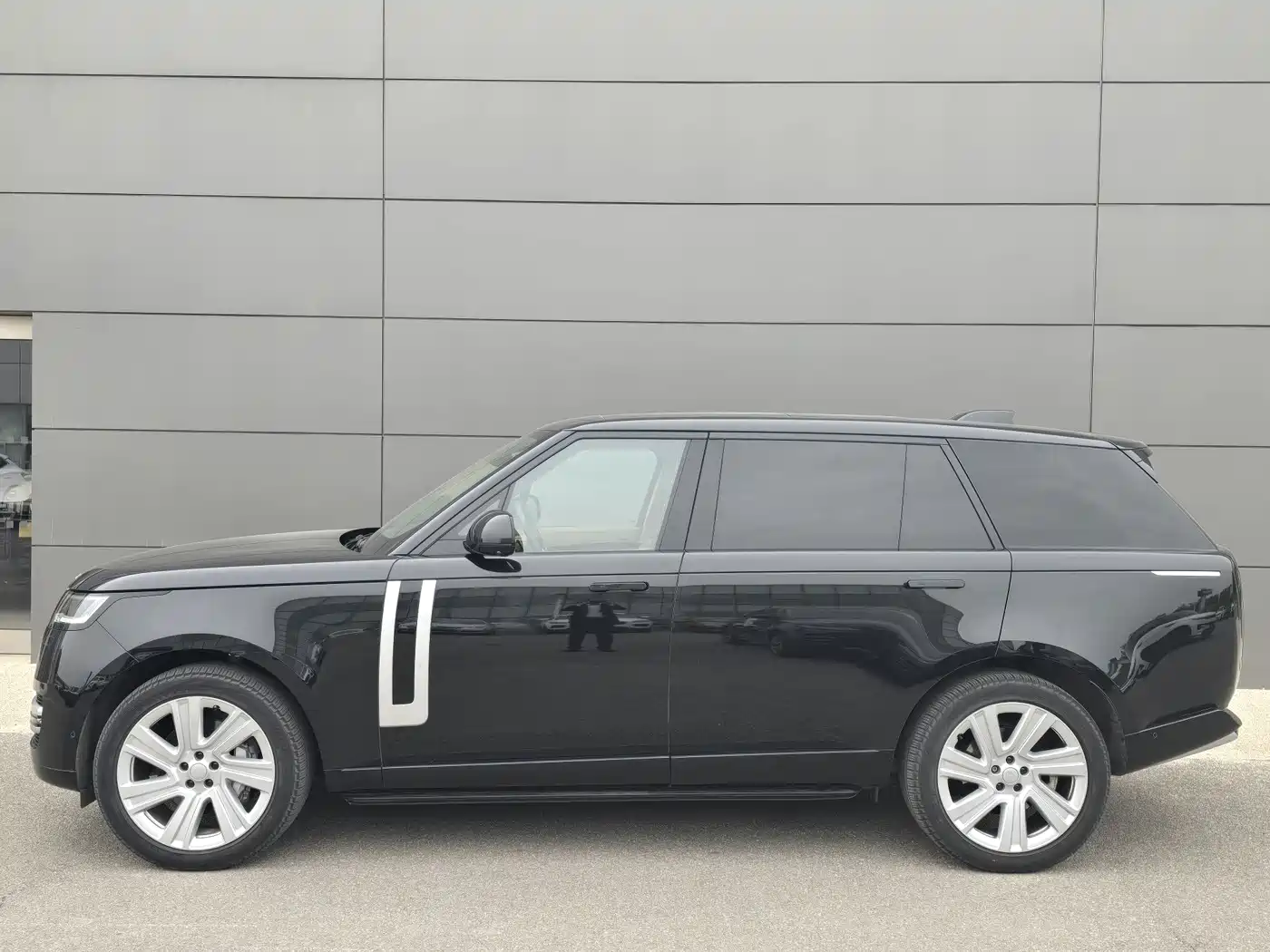 Land Rover Range Rover 2024 3.0 L6 400PS Genesis Extended фото 8