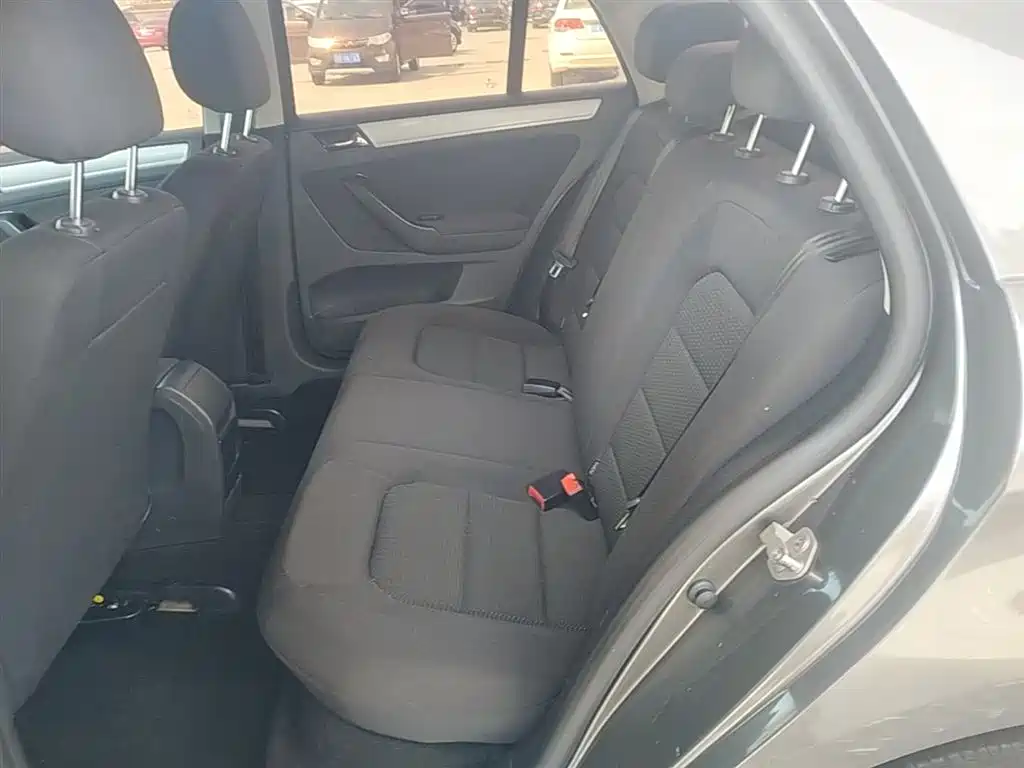 Volkswagen Bora 2014 1.6L Automatic Fashion Edition фото 17