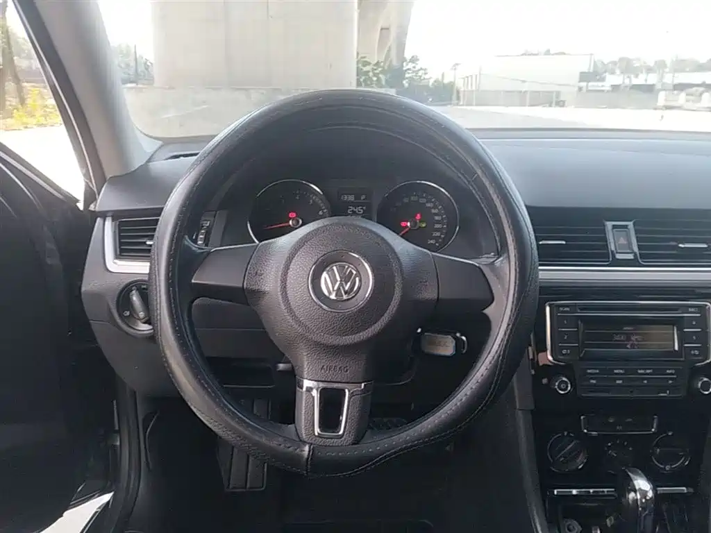 Volkswagen Bora 2014 1.6L Automatic Fashion Edition фото 11