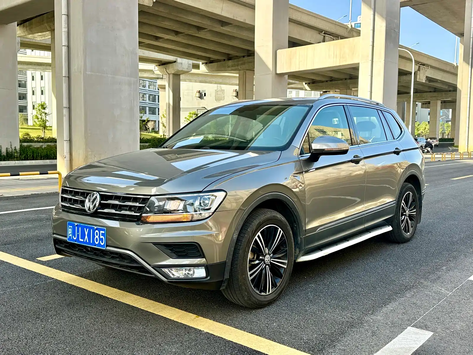 Photo 1 - Volkswagen Tiguan L
