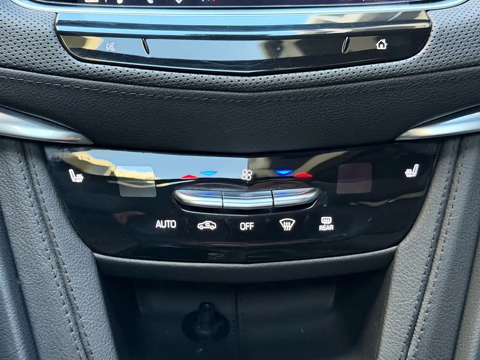 Photo 12 - Cadillac XT6