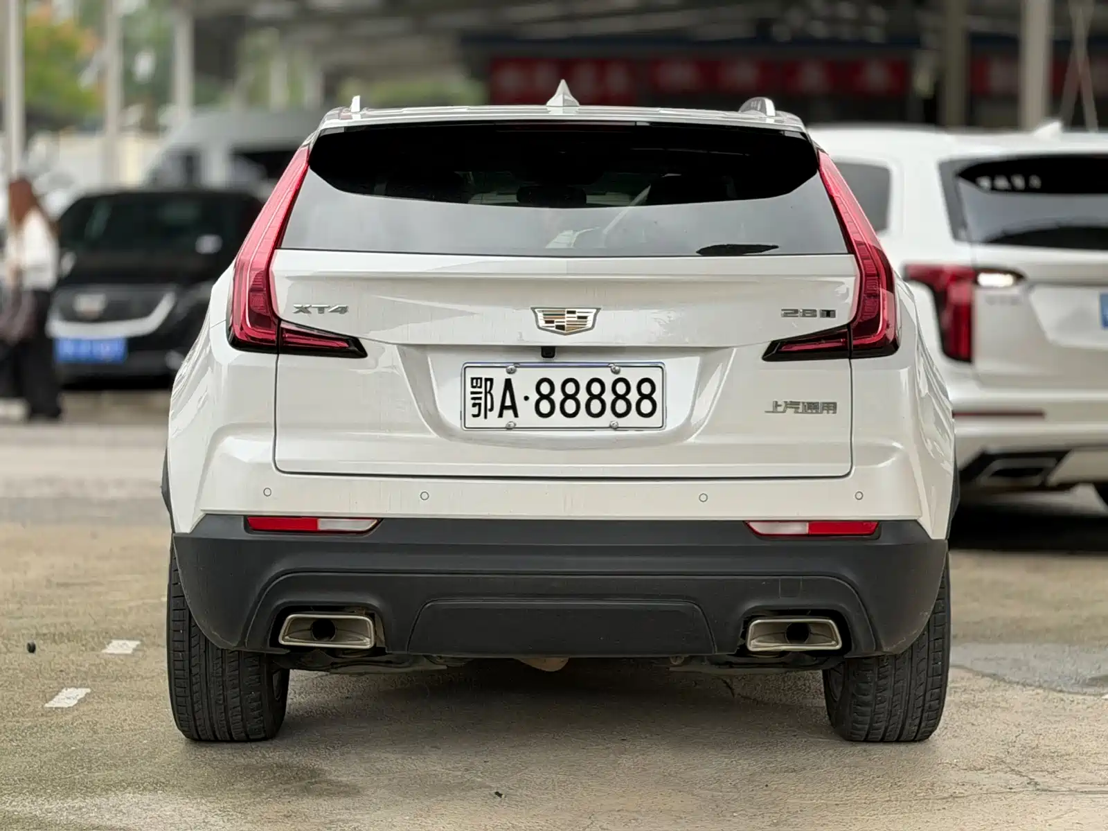 Photo 5 - Cadillac XT4