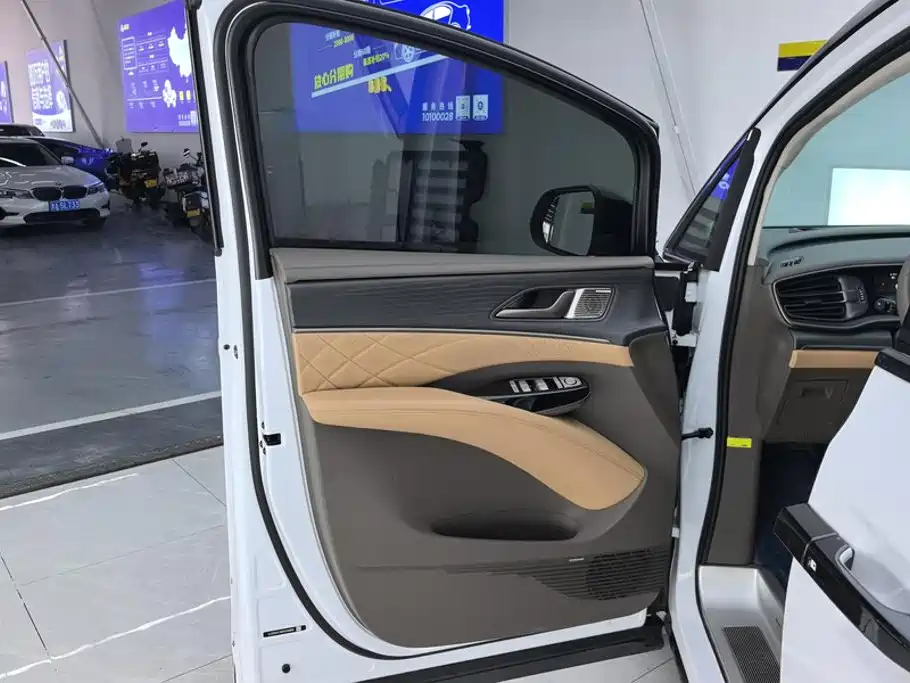 Denza D9 2023 2022 DM-i 970 AWD Flagship