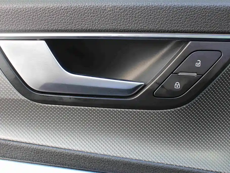 Фото 9 - Audi A6L