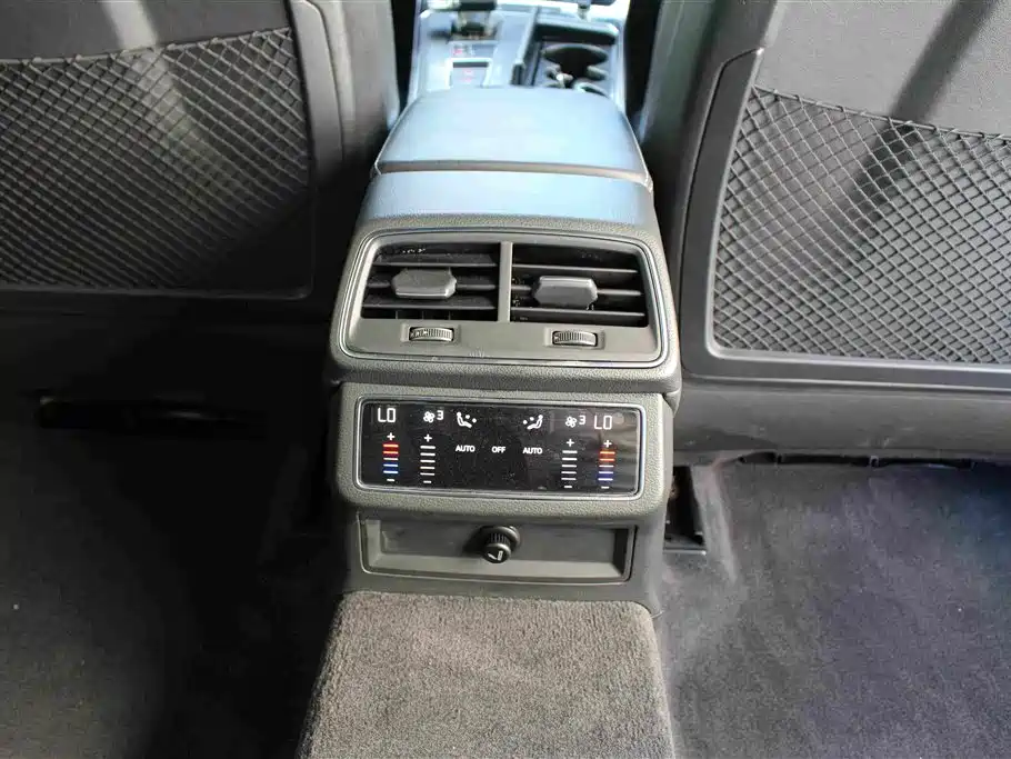 Фото 15 - Audi A6L
