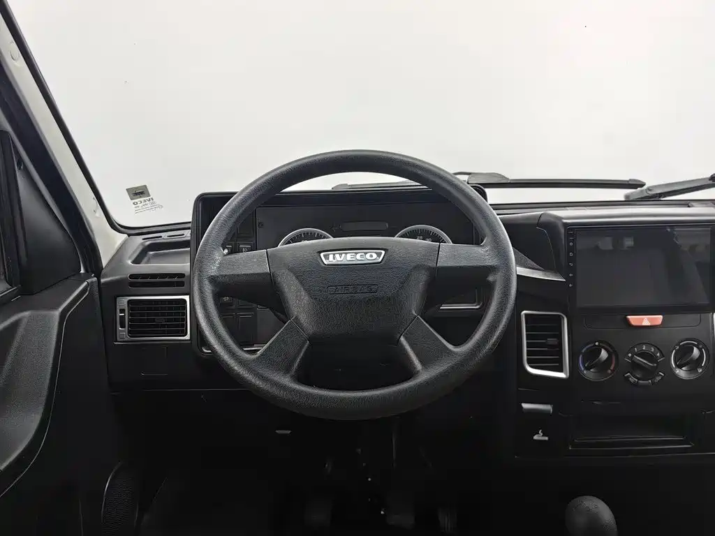 Iveco Daily 2022 2021 Model 2.5T A35 M1 Passenger Vehicle 5-9 Seats Short Wheelbase Low Roof Dual Tires Manual Door