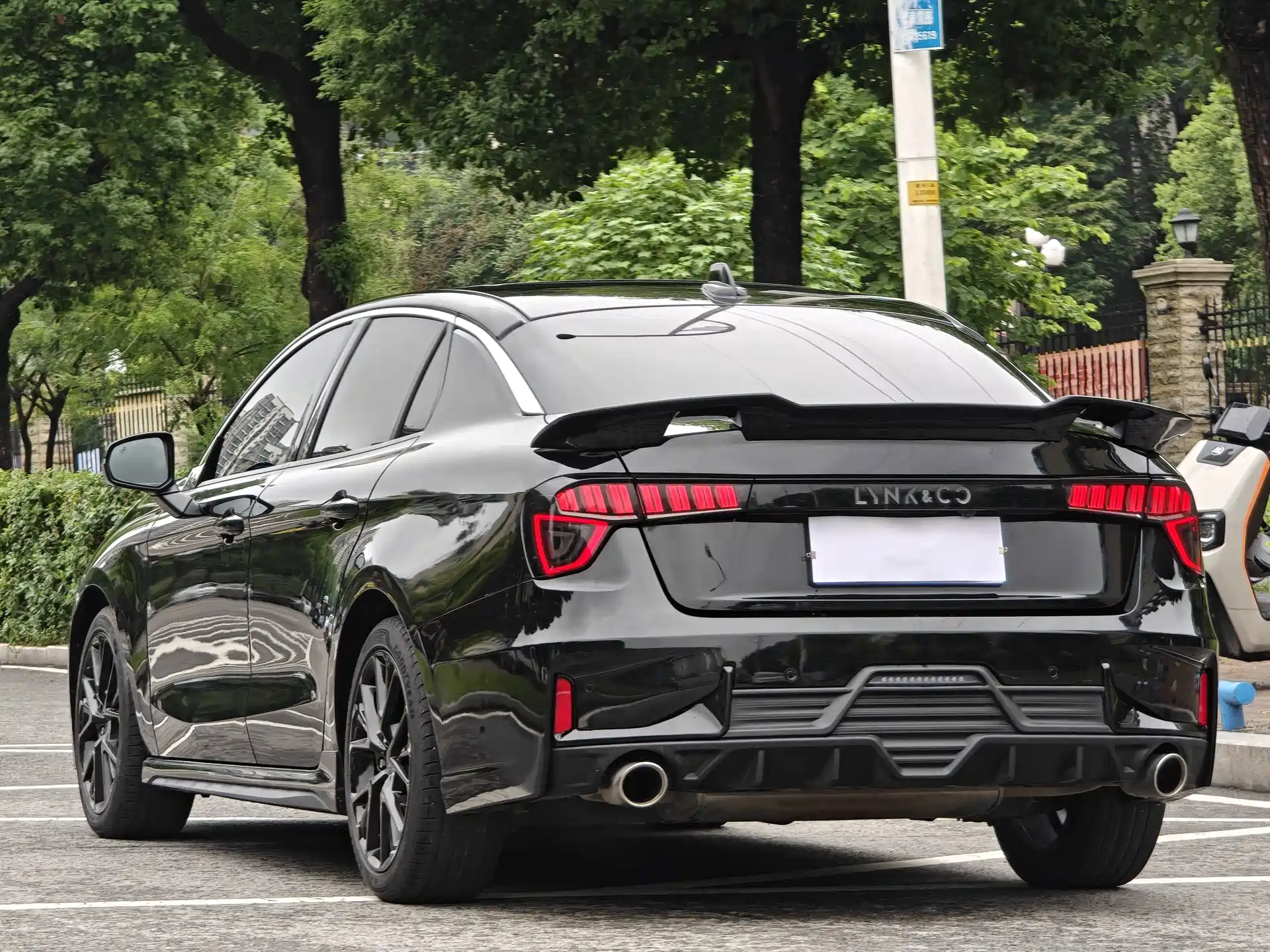 Фото 6 - Lynk & Co 03