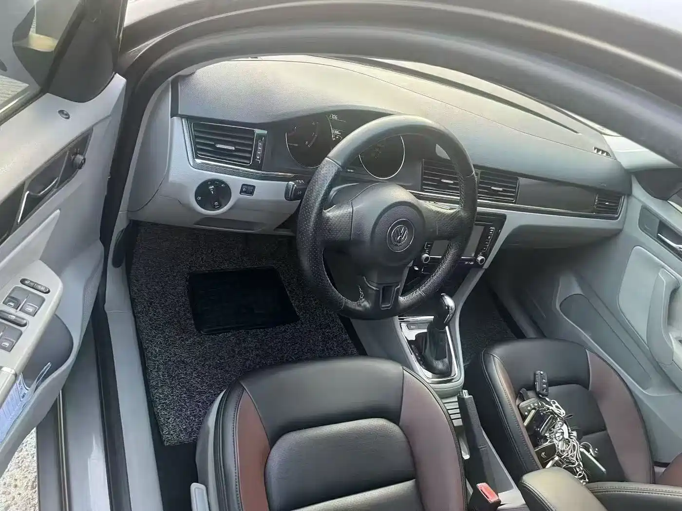 Volkswagen Bora 2013 1.6L Automatic Comfort Model фото 7