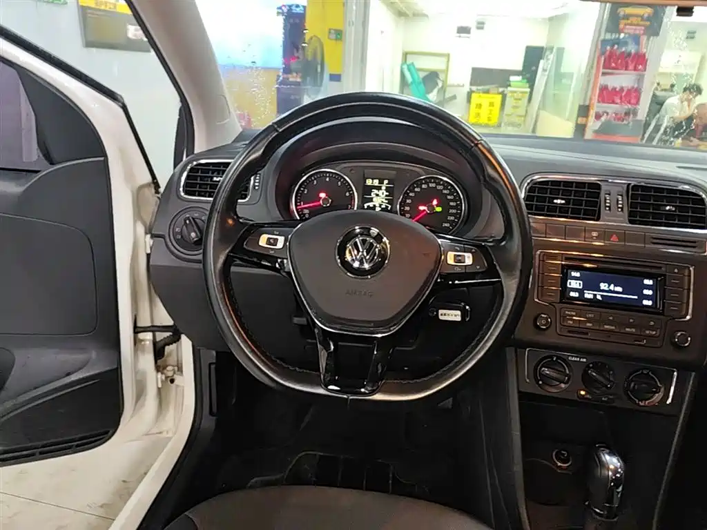 Volkswagen Polo 2016 1.6L Automatic Comfort фото 11