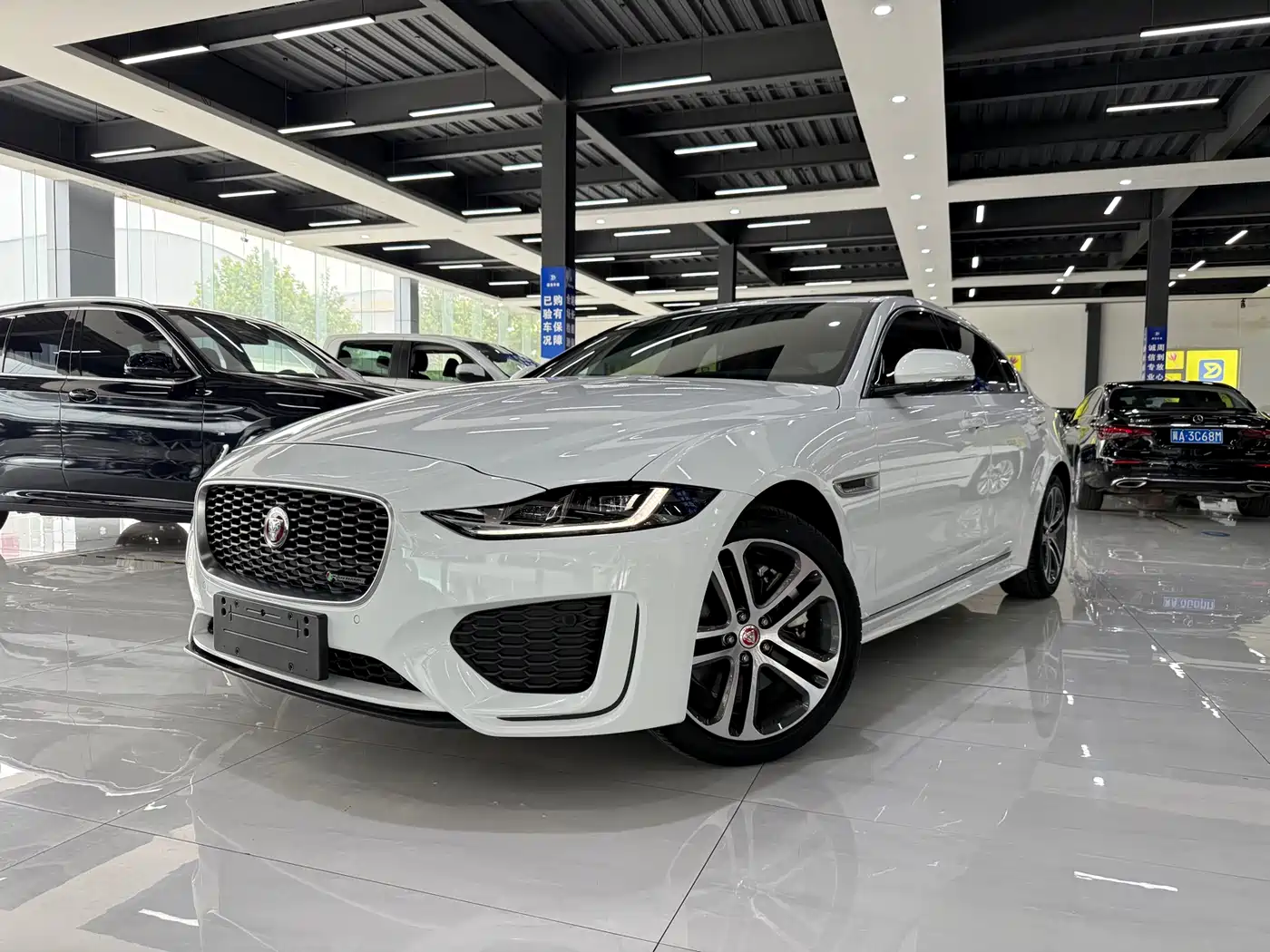 Photo 3 - Jaguar XEL