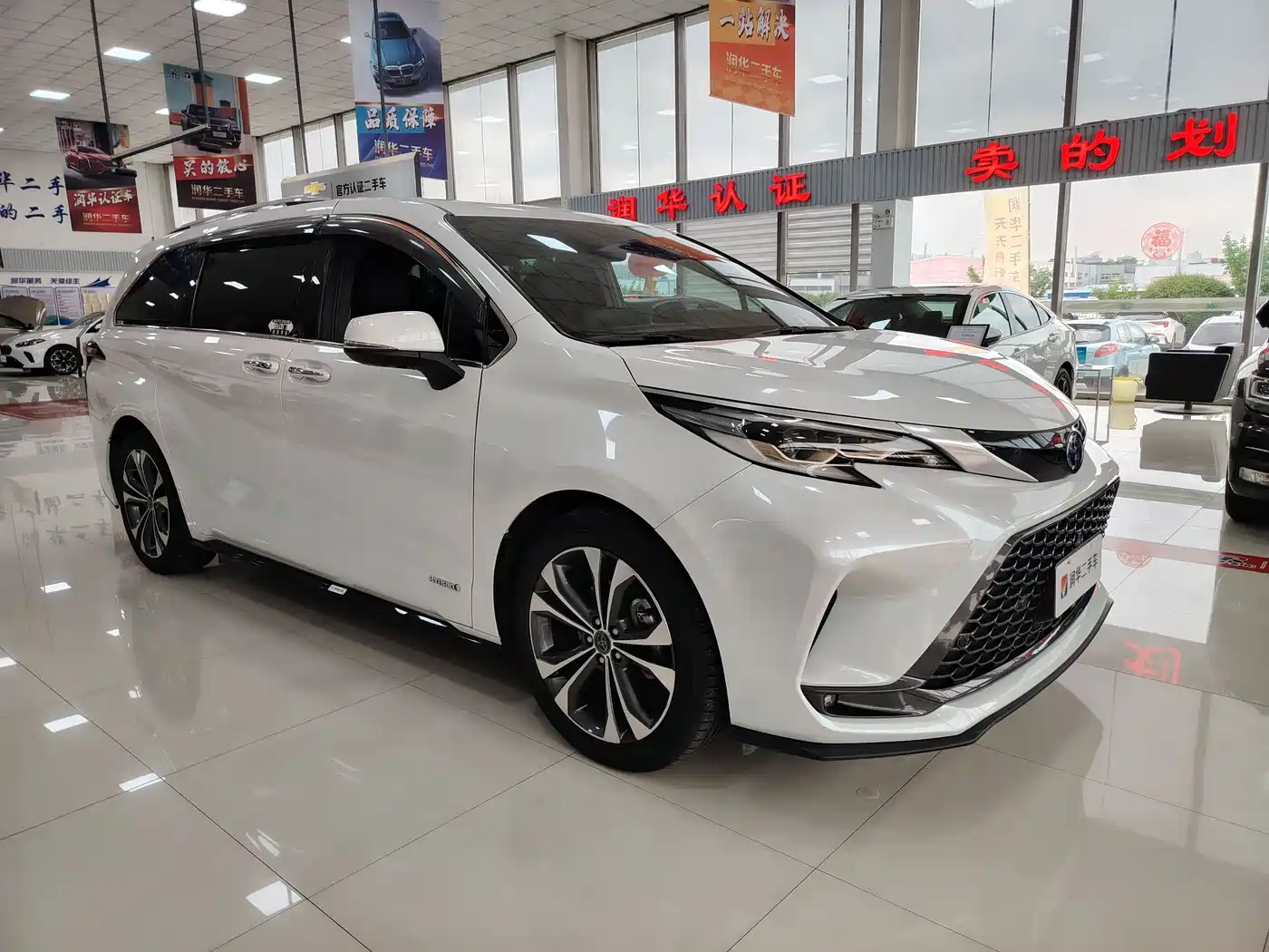 Toyota Granvia 2022 Model Year 2.5L Hybrid Flagship Edition фото 3